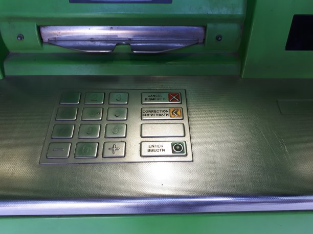 ATM终端机在城市的大街上键盘图片下载