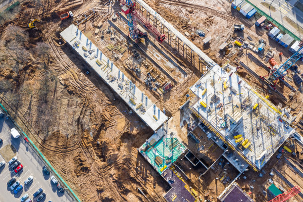 正在施工的工地。工地上忙着施工机械。航拍照片图片下载