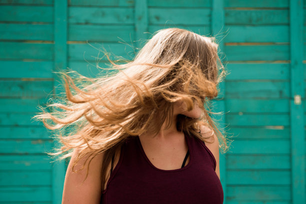 年轻时尚的女人走在城市的街道上。春装时尚，雍容华贵。加上大小的模型。图片下载