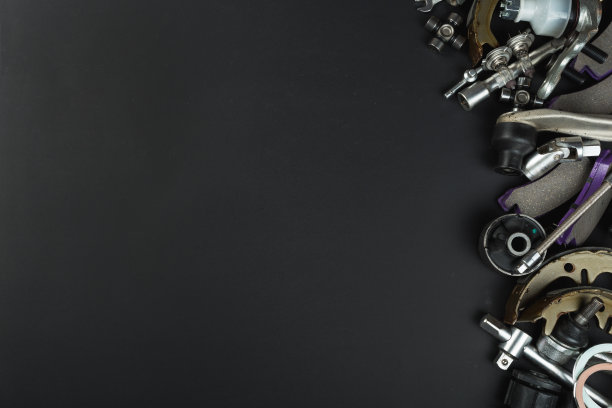 各种汽车零件在黑暗的背景图片下载