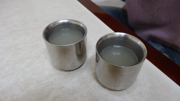 当地一家韩国餐厅的不锈钢杯子图片下载