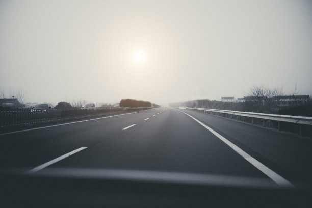 在高速公路上开车图片下载