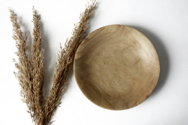 空木盘上的轻背景与小穗图片下载