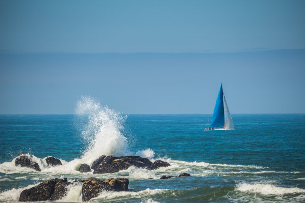 帆船在大西洋中与海浪和岩石碰撞图片下载