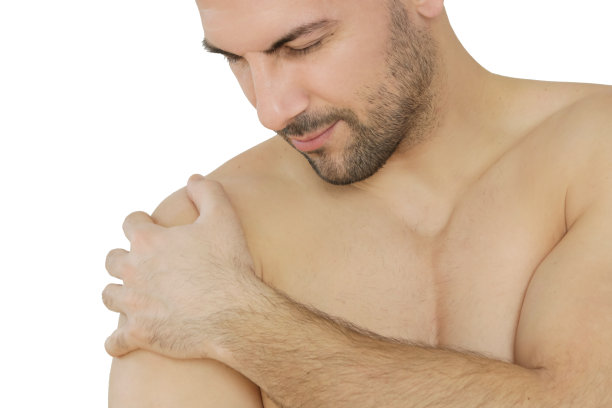 这是一个肩膀疼痛的年轻人的照片图片下载