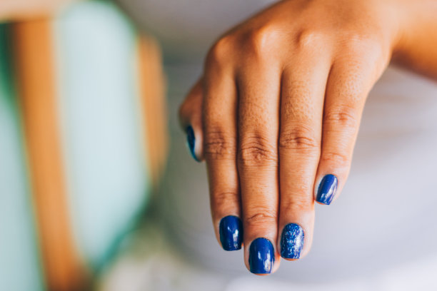 爱打理指甲的虚荣女人。通过搪瓷。指甲被涂成蓝色图片下载