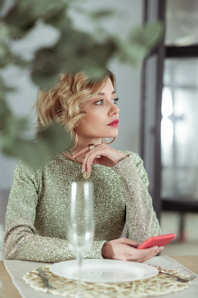 女朋友在等和他吃饭的时候给他发短信素材图片