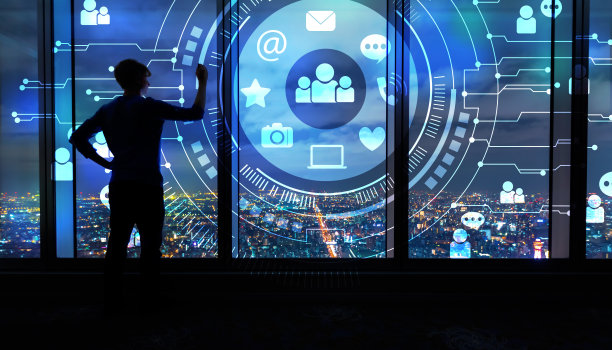 晚上在社交媒体上，男人站在大窗户旁图片下载