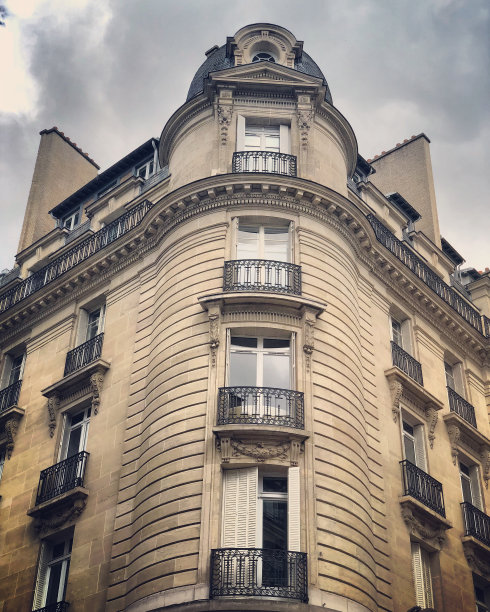 典型的巴黎住宅建筑图片下载