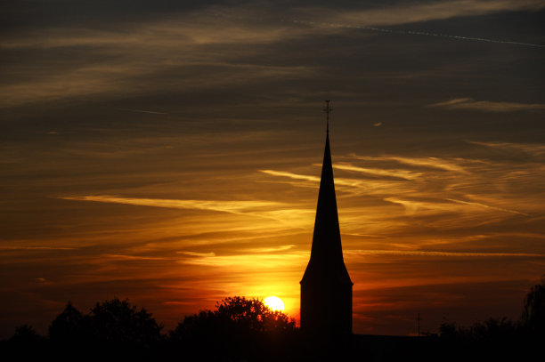 教堂塔楼的剪影图片下载