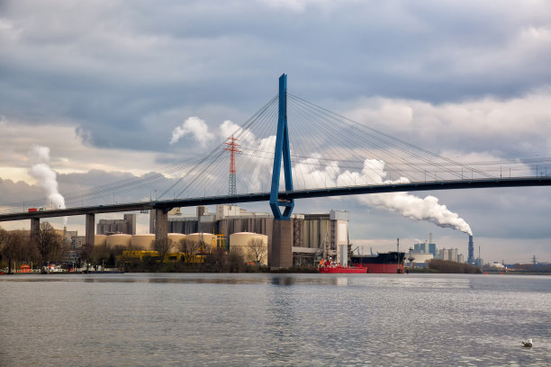 Köhlbrandbrücke在汉堡的工业区图片下载