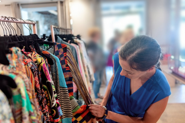 买衣服的女人图片下载