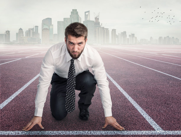 迷人的商人腋下夹着记事本在赛道上图片下载