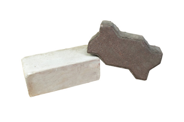 建筑，一块硅酸盐白色砖，一块棕色的混凝土铺路石孤立在白色背景上。图片下载