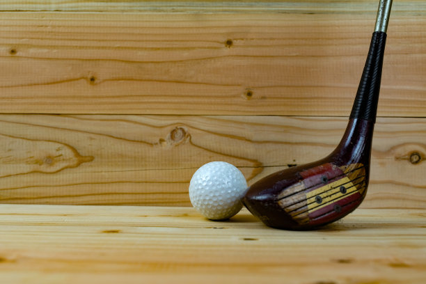 木地板上的高尔夫球和高尔夫球杆图片下载