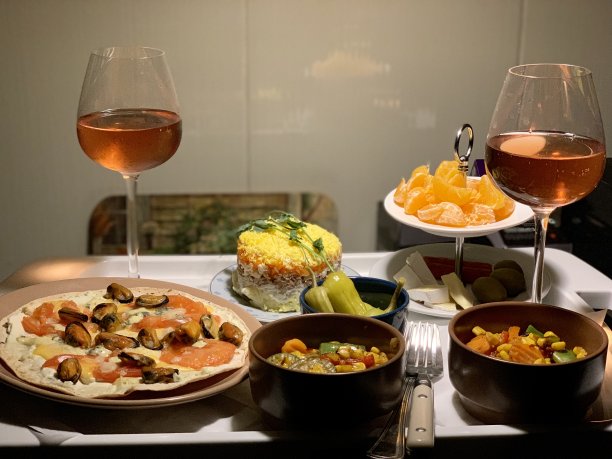 晚餐配玫瑰汽酒图片下载