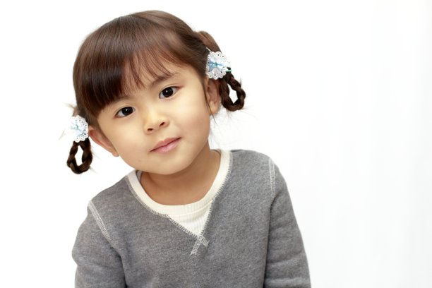 微笑的日本女孩(4岁)(白背)图片下载