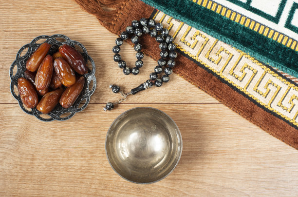 水和椰枣：开斋节的傍晚用餐，斋月节日地毯背景装饰图片下载