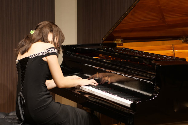 女钢琴家在小音乐厅演奏音乐图片下载