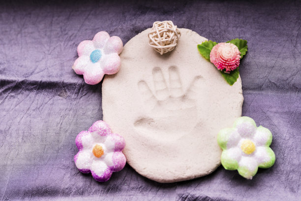 烤面包上的孩子手印图片下载