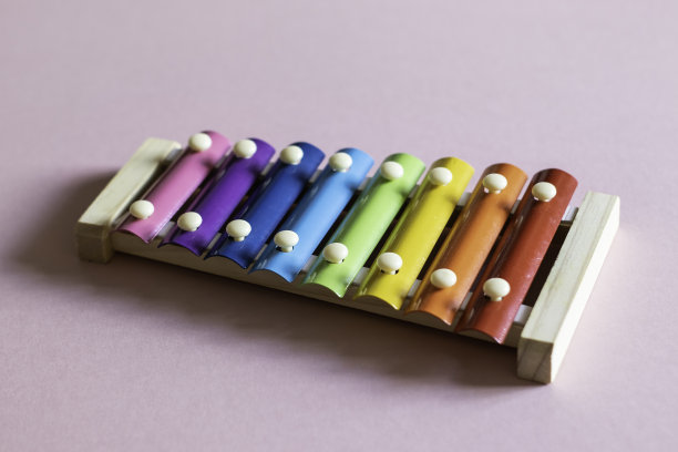 粉红色背景上的儿童彩色木琴图片下载