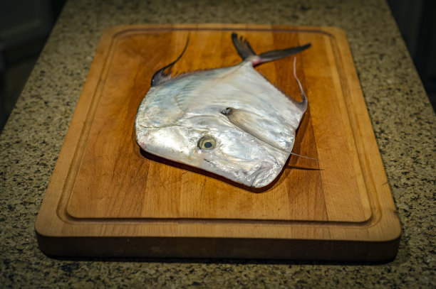 切菜板上的新鲜翻车鱼图片下载