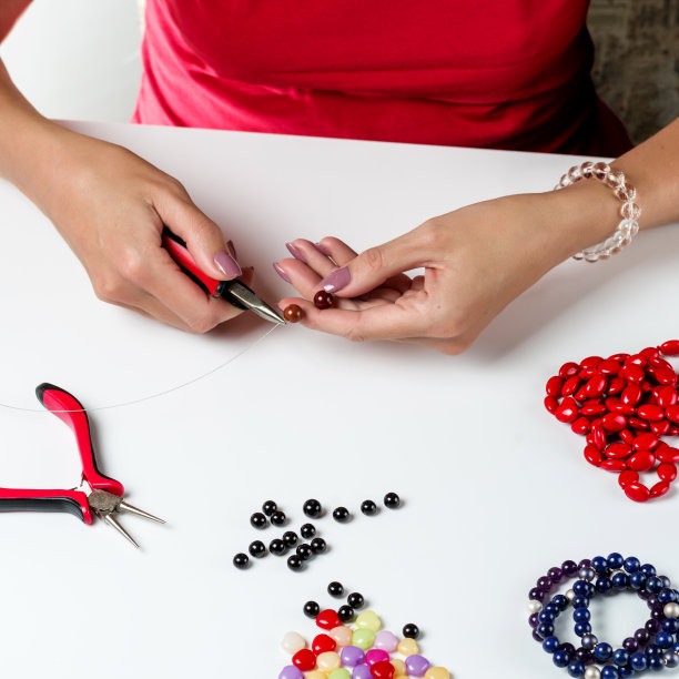 珠宝。白色背景上女性手拿工具图片下载