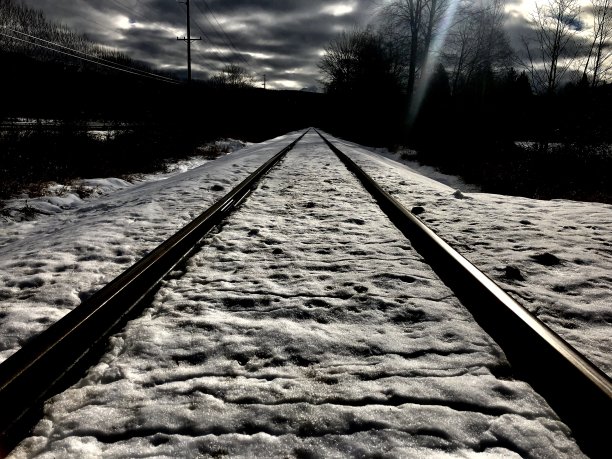 雪地里的火车轨道图片下载