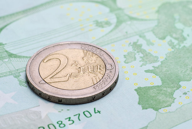 两欧元硬币，背面为一百欧元纸币图片下载