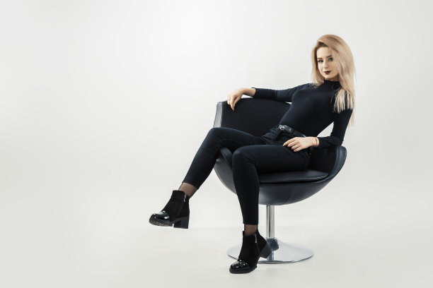 吸血鬼风格-金发女人在黑色坐在椅子上图片下载