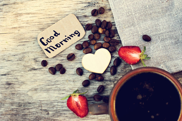 咖啡，草莓，上面写着“早上好”图片下载