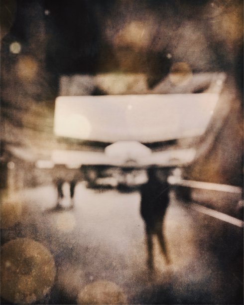 人们在购物中心的分散视线图片下载