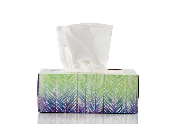 在纯白的背景反射下分离的一盒组织素材图片