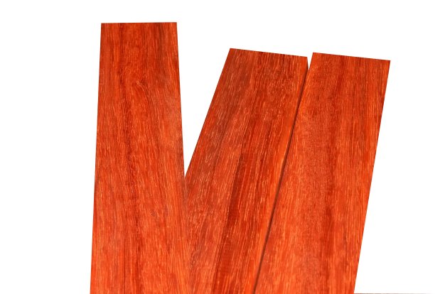 白色背景上的红木木板图片下载