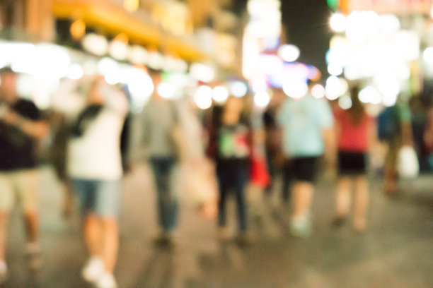 模糊的形象繁忙的夜生活在城市。图片下载