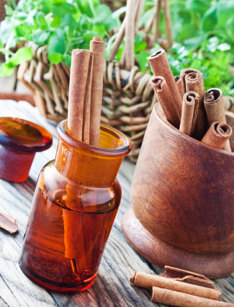 肉桂油和肉桂棒图片下载