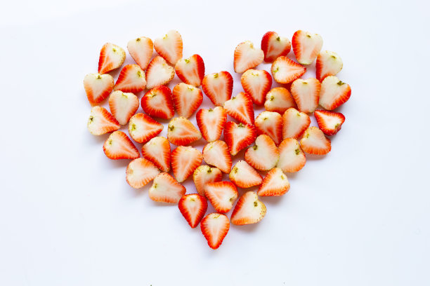 白色草莓上放置心形图片下载