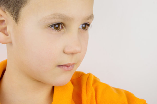 一个六岁男孩的脸，肖像。棕色眼睛，白人血统。裁剪图像，选择性聚焦。图片下载