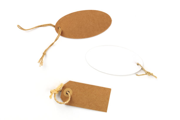 棕色牛皮纸和白色标签。价格标签从顶部拍摄的白色背景与文字的地方图片下载