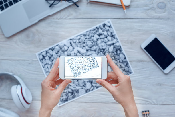 女性拍摄的特写图片3d生成渲染与手机智能手机。图片下载