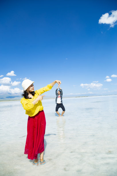 一对在湖中嬉戏的夫妇。图片下载