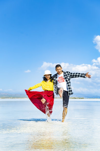 一对在湖中嬉戏的夫妇。图片下载