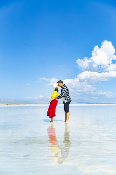 一对在湖中嬉戏的夫妇。图片下载