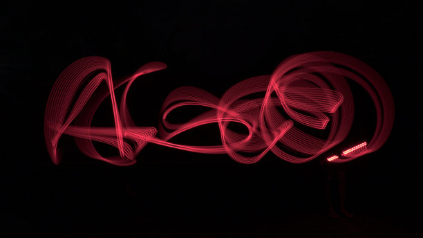 红色灯光绘画，长时间曝光摄影，抽象漩涡和波浪对黑色背景图片下载