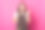 迷人的女人想做蛋糕的照片。年轻女性忘记购买重要的原料烘焙派。女士站在玫瑰墙，拿着打蛋器，穿着t恤，围裙和发带。图片下载