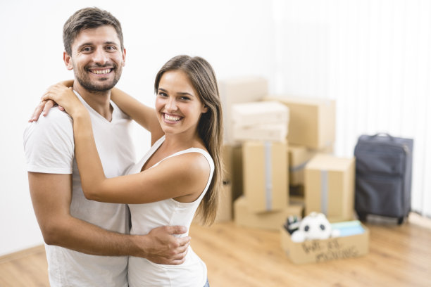 在盒子的背景上，这个男人拥抱了一个女人图片下载