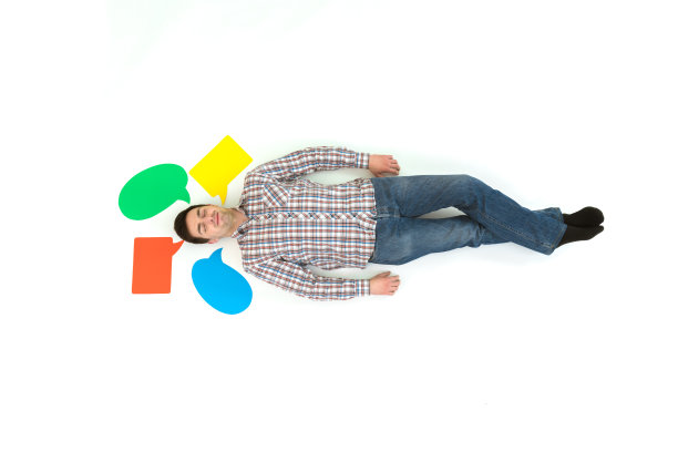 在对话标志旁边睡觉的人。从上面的观点图片下载