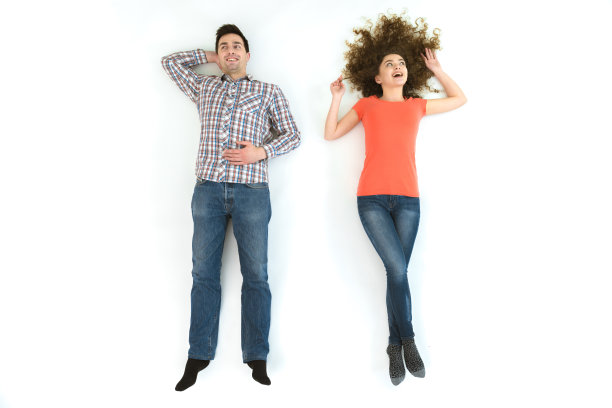 幸福的男男女女躺在白色的地板上。从上面的观点图片下载