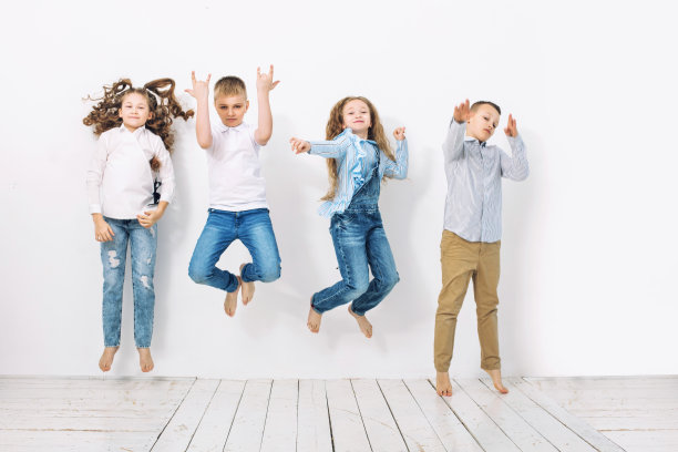 孩子们，男孩和女孩，快乐，美丽的白色墙壁背景图片下载