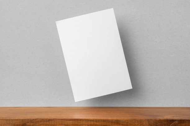 书架和灰色墙壁上A4纸的正面视图图片下载